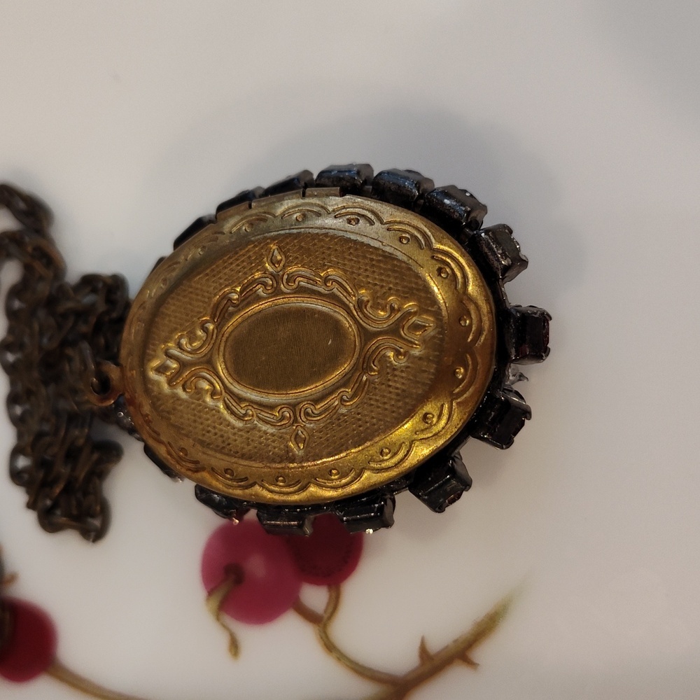 Vintage Look Berry Image Garden Girl Cottage Core, Locket Brass Chain - Picture 3 of 4